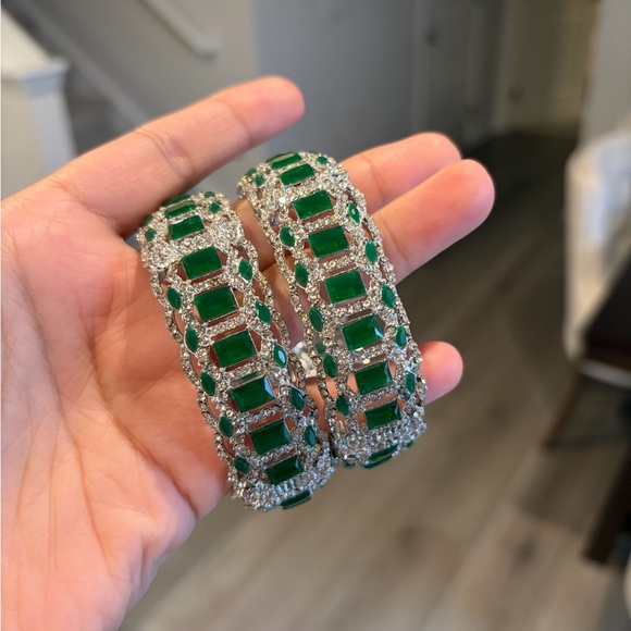 2 pieces of openable Elegant Green and Silver Bangle - Picture 2 of 5